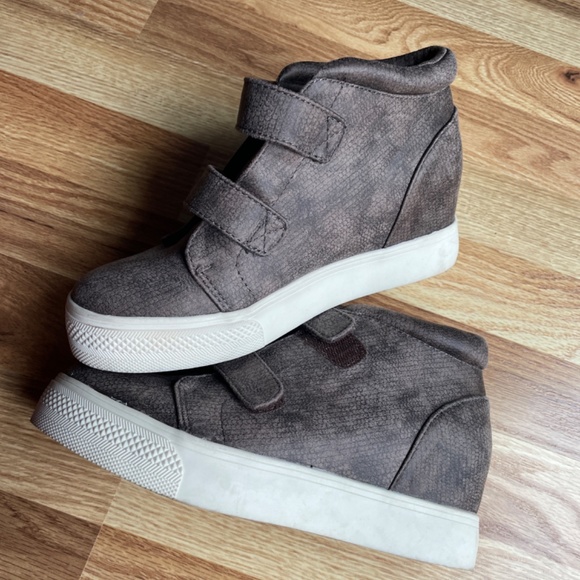 Women Size 7 Fall Velcro Strap Boot Booties- So cute!! Excellent condition, worn - Picture 2 of 5